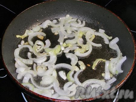 Вливаем подсолнечное масло в сковородку, слегка разогреваем его и выкладываем лук, немного солим его и обжариваем на огне чуть выше среднего, периодически перемешивая, примерно 2-3 минуты (до мягкости).