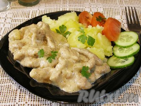 Сочный, нежный и аппетитный бефстроганов из свинины подаём к столу с гарниром (например, с отварным картофелем, макаронами или рисом), поливая сметанным соусом, в котором тушилось мясо. По желанию, блюдо можно украсить зеленью и дополнить свежими овощами.