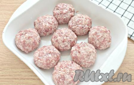 Формируем круглые тефтели (у меня получилось 9 штук), сразу выкладываем их в форму для запекания.&nbsp;
