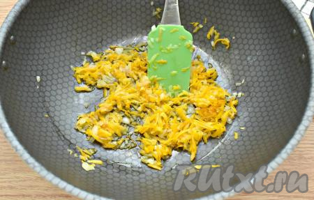 Разогреваем на сковороде растительное масло, выкладываем натёртую морковку и половинку нарезанной луковицы, обжариваем на среднем огне 6-7 минут, периодически перемешивая.