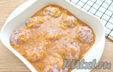 Сверху заливаем тефтели приготовленной томатной подливкой. Подлива должна покрыть тефтели наполовину.