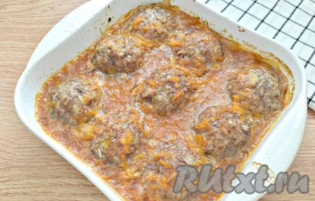 Ставим форму с тефтелями минут на 45 в духовку, разогретую до 180 градусов.