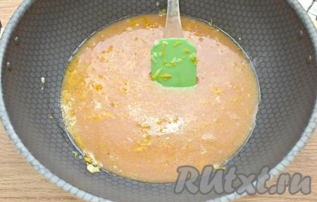 В сковороду с обжаренными овощами вливаем томатную заливку, немного солим и перчим, доводим до кипения и снимаем с огня. Томатная подливка получается слегка густоватой, даём ей немного остыть.