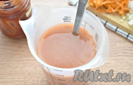 350-400 миллилитров охлаждённой кипячёной воды наливаем в отдельную ёмкость, выкладываем 1 столовую ложку муки, тщательно перемешиваем, добавляем томатную пасту и хорошо перемешиваем (до однородности) томатную заливку.