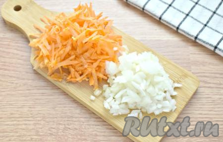 Луковицу и морковку очищаем. Теперь приготовим томатную подливку для тефтелей, для этого нарезаем достаточно мелко половину луковицы, морковку натираем на крупной тёрке.