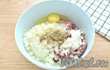 Мясной фарш для приготовления тефтелей можно сделать, пропустив кусочки мяса (я взяла кусочки говядины и свинины) через мясорубку, а можно взять и покупной фарш. Оставшуюся половину луковицы мелко нарезаем. В миску выкладываем фарш, добавляем отваренный до полуготовности рис, нарезанную половину луковицы, яйцо, солим и перчим.&nbsp;