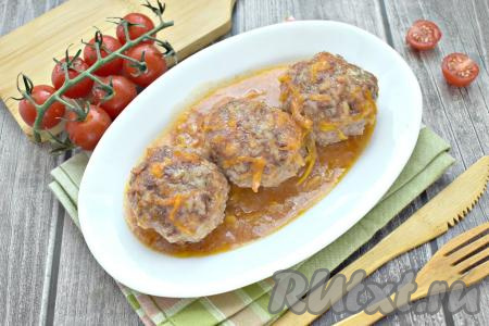 Готовое блюдо достаём из духовки. Тефтели, приготовленные из мясного фарша с рисом, получились очень вкусными, а благодаря томатной подливке ещё и сочными.