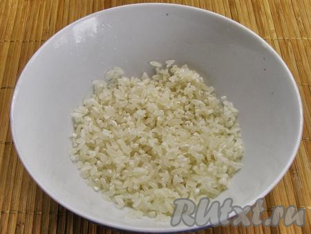 Для приготовления супа рис несколько раз промываем холодной водой, пока вода не станет прозрачной. Если вы не любите густой суп, то риса можно взять меньше - примерно, 2-3 столовых ложки.