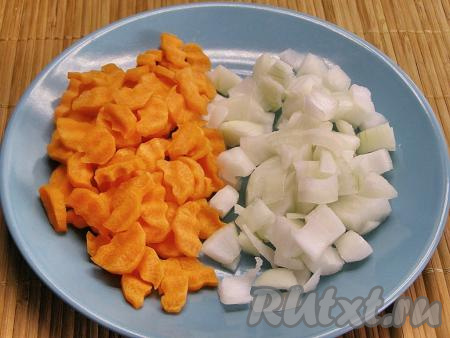Оставшуюся луковицу очищаем, нарезаем на небольшие кубики. Морковь очищаем и нарезаем её на достаточно тонкие полукружочки (или натираем на крупной тёрке).