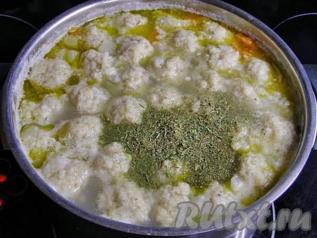 В суп с рыбными фрикадельками добавляем, по желанию, сушёную зелень по вкусу, доводим до кипения и убираем с огня, накрываем крышкой и оставляем настояться на 5-10 минут.