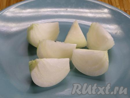 Одну луковицу очищаем от шелухи и разрезаем на несколько частей так, чтобы кусочки лука поместились в мясорубку.