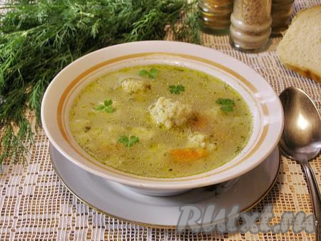 Насыщенный и очень аппетитный суп с нежнейшими рыбными фрикадельками и рисом разливаем по тарелкам, по желанию, добавляем свежую зелень и подаём к столу. Это сытное блюдо отлично впишется в повседневное меню и порадует отменным вкусом!