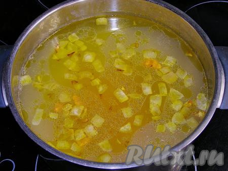 Когда рис с картошкой станут достаточно мягкими, добавляем в кастрюлю обжаренные овощи.