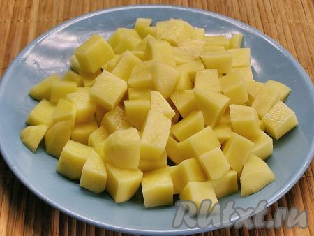 Картофель моем, очищаем от кожуры и нарезаем на кубики среднего размера.