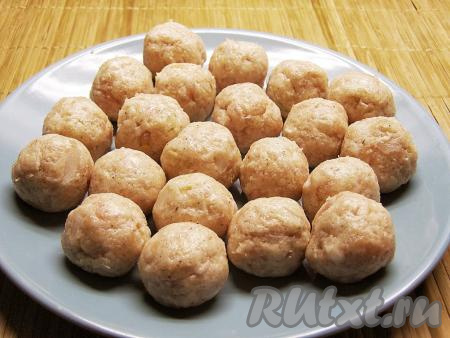 Из получившегося рыбного фарша формируем круглые фрикадельки размером чуть меньше грецкого ореха. Убираем фрикадельки на время, пока будут вариться рис с картошкой, в холодильник.