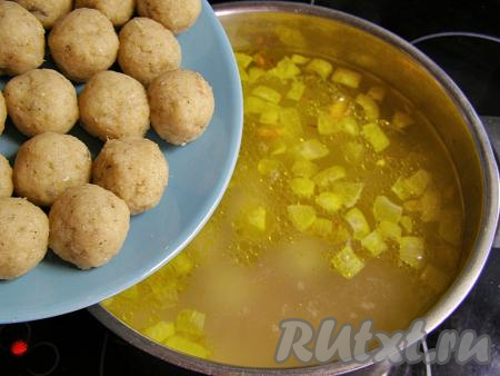 Сразу же выкладываем в кастрюлю рыбные фрикадельки, даём супу закипеть, а затем варим его на умеренном огне минут 7, если нужно, досаливаем.