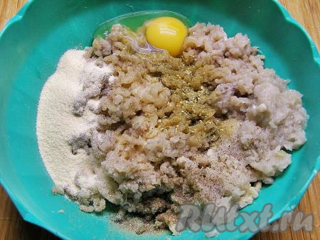 Прокручиваем рыбное филе вместе с одной луковицей через мясорубку. В полученный рыбный фарш добавляем яйцо, манную крупу, соль, приправу для рыбы и чёрный молотый перец.