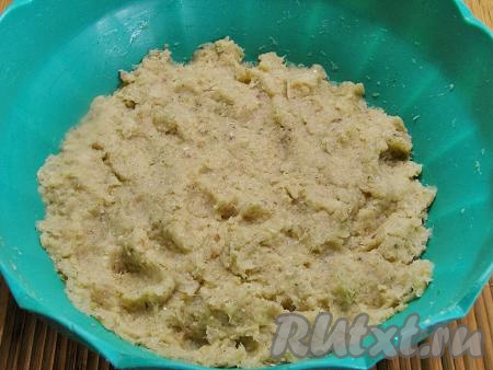 Перемешиваем рыбный фарш до однородного состояния.