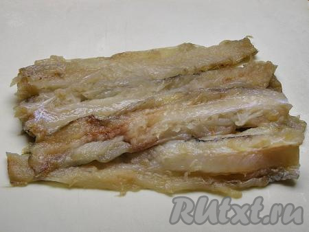 Если вы используете целую рыбу, её нужно вначале немного разморозить. Отрезаем от рыбы голову, хвост и плавники, по желанию, снимаем кожу. Удаляем внутренности вместе с чёрной плёночкой из брюшка. Затем разделяем рыбку на филе, удаляя хребтовую кость и более мелкие косточки. Для приготовления фрикаделек потребуется 400 грамм филе рыбы.