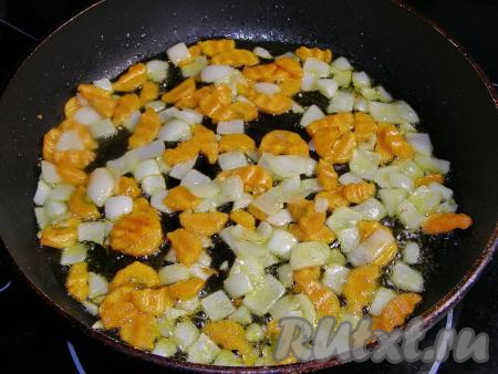 Пока рис с картошкой варятся, в сковороду с подсолнечным маслом выкладываем лук с морковкой, обжариваем овощи, помешивая, на среднем огне до размягчения моркови и полупрозрачности лука (на это потребуется 5-6 минут), затем убираем с огня.