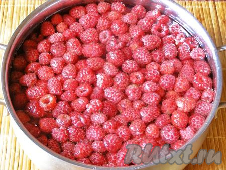 Если вы не уверены в чистоте малины, её нужно аккуратно промыть. Для этого в 1 литре холодной воды растворяем 1 столовую ложку соли и опускаем ягоды в приготовленный раствор. Оставляем минут на 5, за это время мелкий мусор всплывёт на поверхность. Если вы уверены, что малина чистая, без жучков и личинок, её можно не мыть.