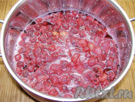 После того как малина пустит сок, ставим кастрюлю с ягодами на огонь, и, на огне чуть выше среднего, доводим до кипения, аккуратно перемешивая.