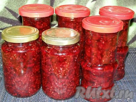 Ароматное, вкусное, полезное и не очень густое малиновое варенье готово. Его можно сразу подать к чаю или оставить до зимы, оно прекрасно хранится в тёмном месте при комнатной температуре. Из указанного количества ингредиентов у меня получилось 6 баночек по 200 мл.