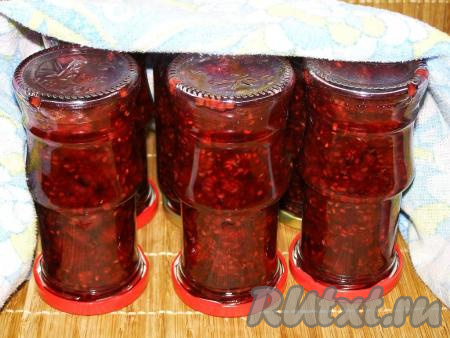 Закрываем банки крышками, переворачиваем их вверх дном и укутываем полотенцем или одеялом. Оставляем так, пока варенье полностью не остынет.