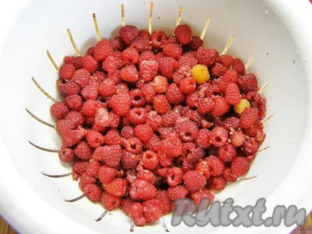 Через 5 минут аккуратно сливаем солёную воду через дуршлаг и пару раз промываем малину чистой, прохладной водой. Удобнее всего налить воду в кастрюлю, затем опустить в неё дуршлаг с малиной так, чтобы вода полностью покрывала ягоды, подержать в воде 1-2 минуты, затем достать дуршлаг и дать воде полностью стечь.