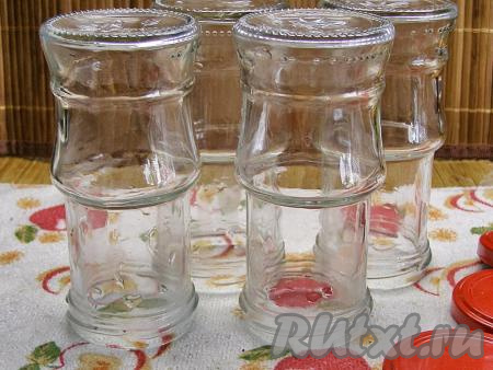 За это время подготовим банки для варенья. Лучше всего взять небольшие баночки объёмом, примерно, 200-250 мл. Тщательно моем банки с содой, затем стерилизуем их любым удобным для вас способом. Например, можно налить немного кипящей воды в каждую банку (заполнить кипятком на 2 сантиметра выше уровня дна банки) и сразу поставить банки в микроволновку на максимальную мощность (у меня - 800 Ватт) на 60-120 секунд. Главное, чтобы в микроволновке начался процесс кипения воды, тогда выделяющийся пар будет стерилизовать банки. Затем сливаем воду из банок, ставим вверх дном, чтобы полностью стекла вода. Переворачиваем вверх горлышком и оставляем высыхать. Можно простерилизовать банки и в духовке при температуре 100-120 градусов в течение 10 минут. Также можно стерилизовать банки над горячим паром или залить в них кипяток. Отдельно стерилизуем крышки, для этого кладём их в небольшую кастрюлю, заливаем водой и доводим до кипения, затем кипятим на небольшом огне минут 5, достаём из воды и даём обсохнуть.