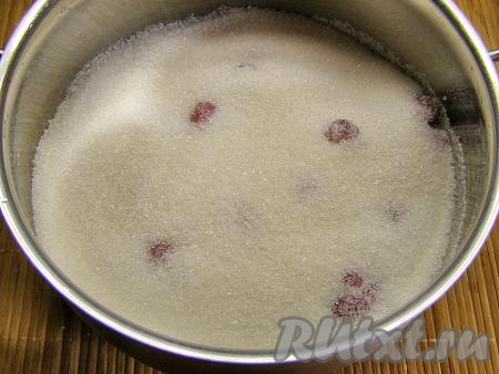 Для приготовления варенья лучше всего взять кастрюлю из нержавеющей стали с толстым дном или эмалированную кастрюлю (таз). Перекладываем подготовленную малину в кастрюлю (таз) и засыпаем ягоды сахаром. Оставляем минимум на час, но можно и дольше (пока малина не пустит сок).