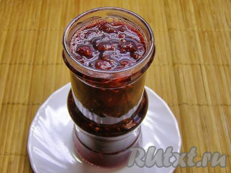 Варим малиновое варенье 5 минут с момента закипания, после чего огонь уменьшаем до минимального и сразу раскладываем в подготовленные баночки.