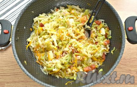 Ставим сковороду (или кастрюлю) с овощами на средний огонь и томим под крышкой 20 минут.&nbsp;