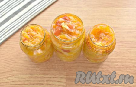 Сразу заготовку раскладываем по простерилизованным банкам.