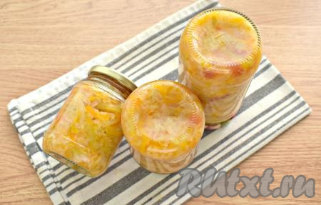 Банки со щами закручиваем крышками и ставим вверх дном, накрыв одеялом.