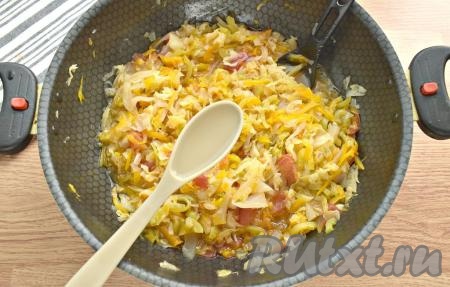 Спустя это время овощи перемешиваем, убавляем огонь. Продолжаем тушить ещё в течение 30 минут. За время тушения достаточно будет перемешать ингредиенты один раз. В конце тушения вливаем столовый уксус, перемешиваем и томим под крышкой ещё 2 минуты. Стеклянные банки, в которых будут храниться щи, обязательно предварительно простерилизуйте (я проделываю это над паром), а крышки прокипятите в течение 3-5 минут после начала кипения воды.