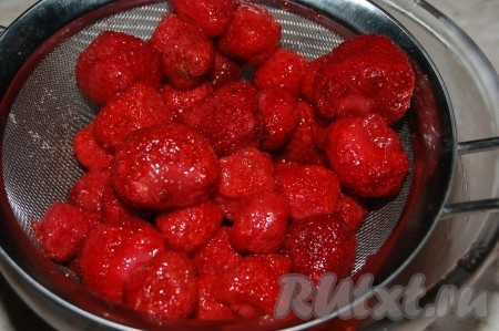 Приготовить клубнику. Положить ее в миску и засыпать сахаром (2 столовыми ложками) на 30 минут. Это делается для того, чтобы клубника стала более сочной. Затем переложить ее в сито, чтобы стекла лишняя жидкость. Я использовала клубнику, которая была в сахарном сиропе несколько дней.