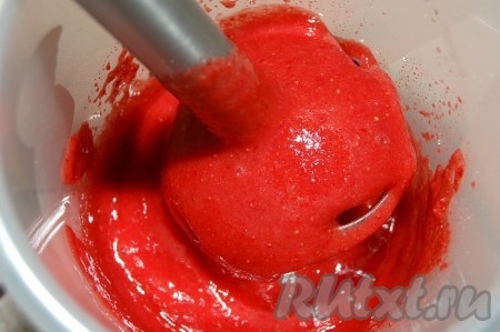 Переложить клубнику в миску, добавить к ней сахар ( 1/4 стакана), кукурузный крахмал и взбить погружным блендером до пюреобразного состояния.