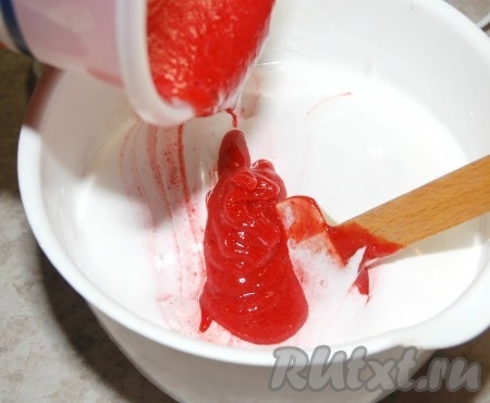 Во взбитые белки переложить клубничную массу. Перекладывать в несколько заходов, аккуратно помешивая силиконовой лопаточкой.