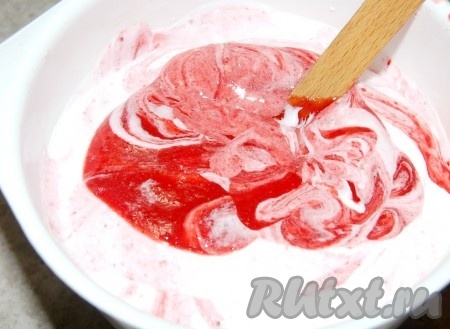 Во взбитые белки переложить клубничную массу. Перекладывать в несколько заходов, аккуратно помешивая силиконовой лопаточкой.