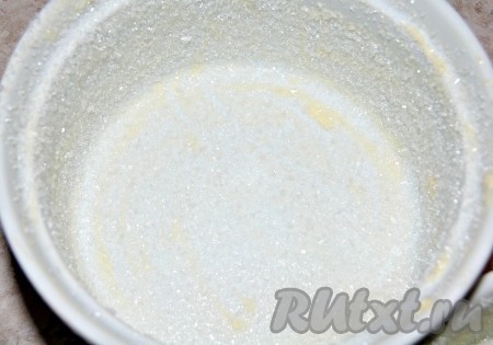 Приготовить огнеупорные формочки для суфле. Для этого каждую формочку изнутри смазать сливочным маслом и обсыпать сахарным песком. Излишки сахара стряхнуть.