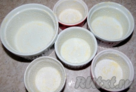 Приготовить огнеупорные формочки для суфле. Для этого каждую формочку изнутри смазать сливочным маслом и обсыпать сахарным песком. Излишки сахара стряхнуть.