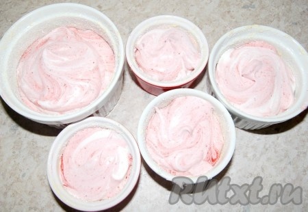 Заполнить формочки на 1/3 белково-клубничной массой.