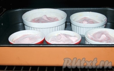 Отправить противень с формочками в заранее нагретую до 175 градусов духовку.