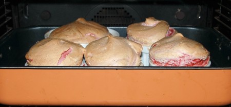 Через 20 минут клубничное суфле будет готово. Готовность дополнительно можно проверить, воткнув нож. Если поверхность ножа сухая, то суфле можно вынимать из духовки.