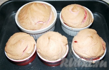 Сначала суфле будет высоким, постепенно шапка "упадет".