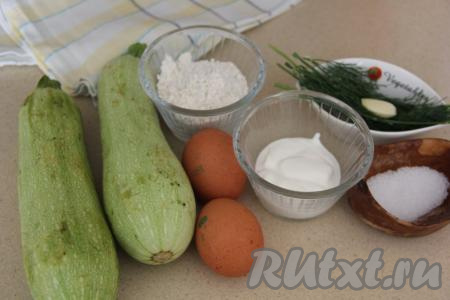 Подготовить продукты для приготовления кабачков в кляре из сметаны на сковороде. Я использовала два средних кабачка, можно взять один крупный кабачок. Для этого блюда желательно взять молодые кабачки с тонкой кожурой и мелкими семечками. Укроп вымыть, немного его обсушить. Очистить чеснок.