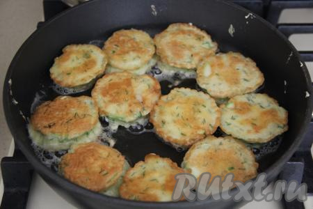Жарить кабачки в сметанном кляре на среднем огне до золотистого цвета с двух сторон.