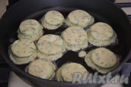 В сковороду влить масло и разогреть. Выложить кабачки в кляре в сковороду в один слой. Обваливать в кляре лучше столько кабачков, сколько поместится одновременно в сковороде.