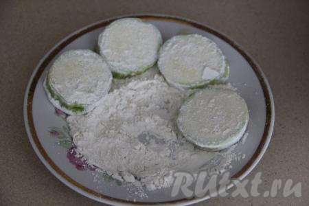Кабачки вымыть, я кожуру не срезала, если же кожура у ваших кабачков жестковата - лучше срежьте её. Нарезать кабачки на кружочки толщиной 1,5 сантиметра. Обвалять кабачки в муке со всех сторон.